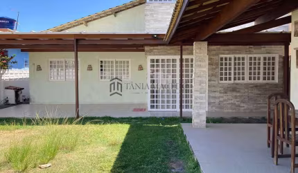 Casa à venda com 250m², 4 suítes, área gourmet, sala ampla, área de serviço, dependência completa,