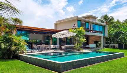 Casa à venda com área total de 720m² e 450m² de área construída, 4 suítes rooftop com vista mar. Se