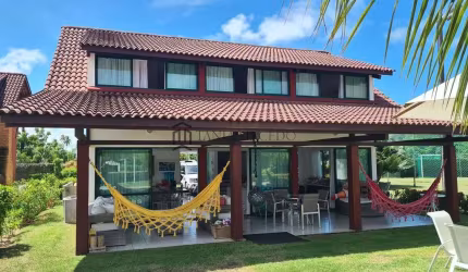 Casa à venda com 191,69m², com dois pavimentos, 4 dormitórios, sendo 2 suítes, WC social, 2 vagas,
