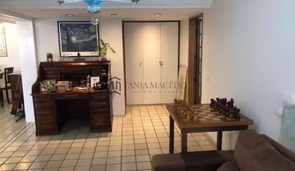 Apartamento à venda com 320m², 3 dormitórios, sendo 2 suítes, A suíte master possui closet e uma va