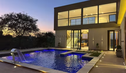 Casa à venda com 311m², com 5 suítes, salas amplas, WC social, cozinha, piscina, Cruzeiro, Gravatá,