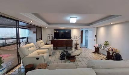Apartamento à venda com 300m², 3 quartos sendo 2 suítes e 3 vagas no Edf. Casa Grande das Ubaias, C