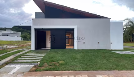 Linda Casa no Alphaville PE2 são 4 suites, 225m² de area útil em um condominio com estrutura de clu