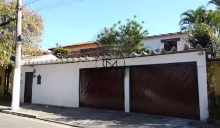 Casa á venda com 4 dormitórios, 258m² em interlagos!
