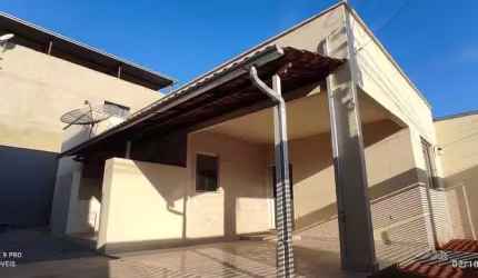 Casa Bairro Bethânia, 2 qts/suíte, 140 m², 3 vgs garagem, Quintal, Jardim. Excelente localização