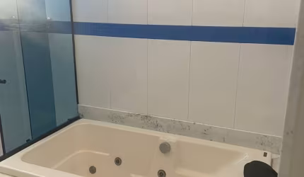 Apartamento Bairro Veneza, perto do centro, excelente localização. Banheira de Hidro dupla. Comercio próximo. Região de Ipatinga.