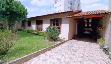 Linda casa de fundos com 4 Quartos sendo uma suíte com Hidromassagem - Bairro Silveira da Motta