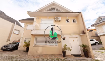 Sobrado triplex em condomínio no Santa Felicidade, com 170,00m² de ára útil;