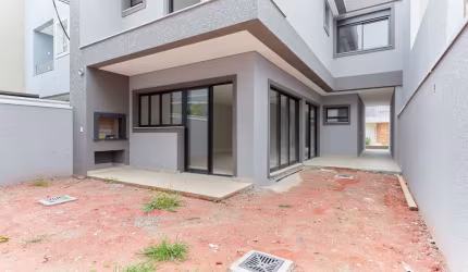 Casa nova, com 323,00m² construídos, garagem para 5 carros, terraço com churrasqueira;