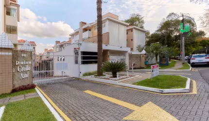 Apartamento no condomínio Gralha Azul, com 69,00m² úteis, sacada com churrasqueira e uma vaga coberta;