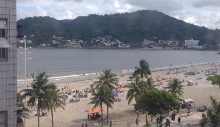 Bom apartamento com vista parcial p/ mar.