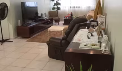 Bom apartamento, prédio em frente ao mar.