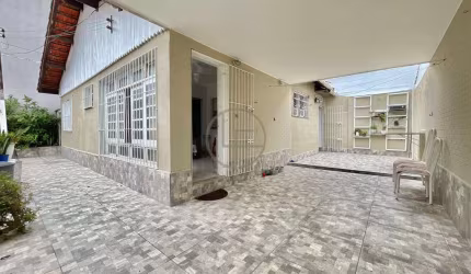 Casa Reformada a 250 metros da Praia