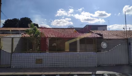 Casa em rua p&#250;blica