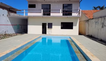 Excelente sobrado com piscina no centro de Guaratuba a poucas quadras da praia central