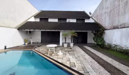 Linda casa com piscina no em área nobre do bairro Brejatuba, a poucos minutos do centro de Guaratuba