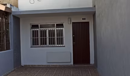 Sobrado, totalmente reformado e bem localizado. Valor abaixo da média de mercado.