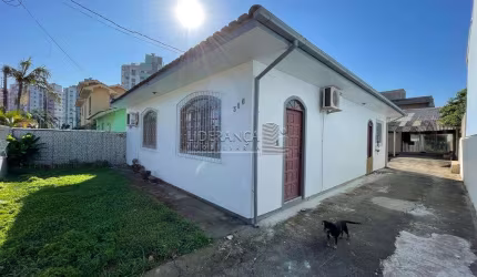 Casa em condomínio fechado com 3 quartos à venda na Avenida Buriti, --, Parque São Jorge, Florianópolis por R$ 1.300.000
