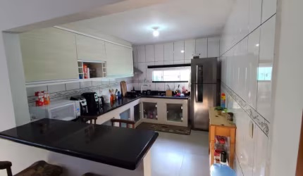 VENDO!!! Lindo sobrado c/ amplo espaço (Médio Padrão)