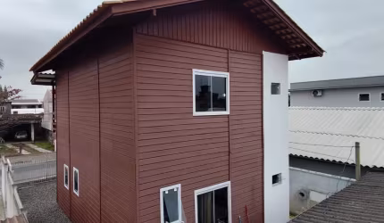 VENDO!! LINDA CASA SOBRADO DUPLEX DE MADEIRA PRÉ FABRICADA