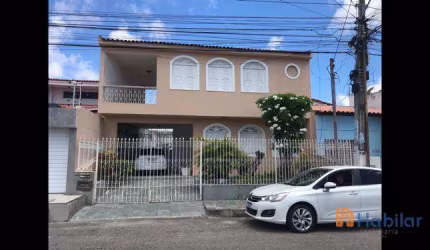 Casa Grande, com 02 Pavimentos e bem Localizada. Ideal para moradia, e ou Empresas.
