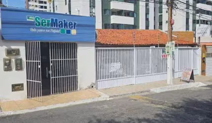 Casa à venda com 4/4 numa praça do Bairro Luzia. Próximo à Av Hermes Fontes.