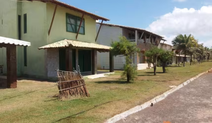Casa à venda em condomínio fechado, pé na areia, entre as praias do Abaís e do Saco.