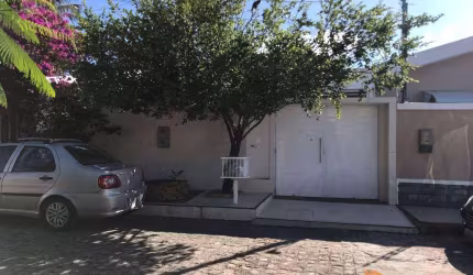 Casa à venda na Farolândia. Próximo ao palácio do governo. Oportunidade.