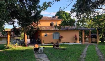 Chácara à venda com Piscina, no Parque dos Faróis. Casa grande e fruteiras.