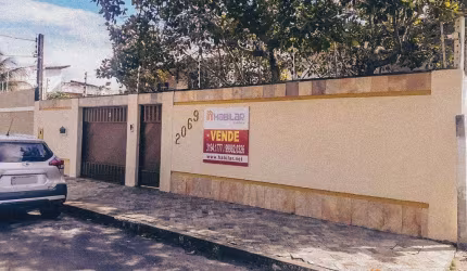 Casa com 4/4 sendo 2 suítes, lado da sombra , com 2 pavimentos e varanda na melhor região da Coroa do Meio.