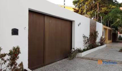 Casa grande à venda na Atalaia. Piscina e Churrasqueira. 420m². Há 300m da orla.