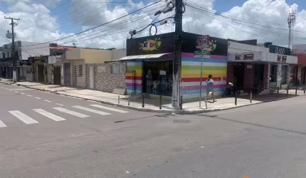 Casa de esquina e 03 pontos comerciais juntos, à venda, no Bugio.