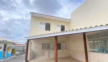 Casa à venda em condomínio fechado na Atalaia.