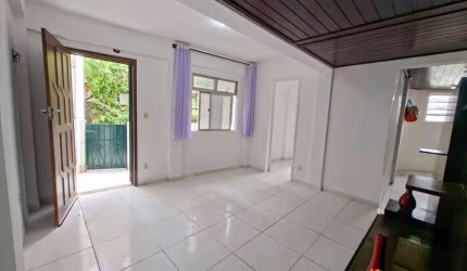 Casa com  1/4 com Varanda - Localização Privilegiada