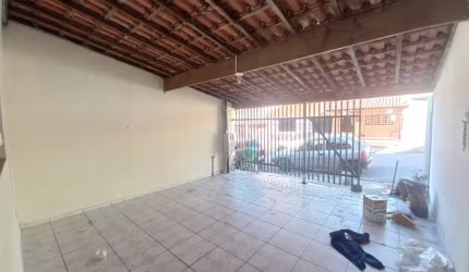 Altos do Bosque, na zona sul, casa com 2 dorms