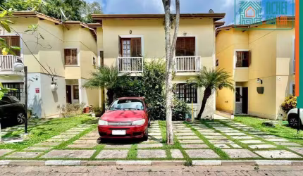Sobrado a venda na Granja Viana, SP, com 81,40m² de área construída, living para 3 ambientes, 3 dormitórios, sendo 1 suíte, garagem 2 autos