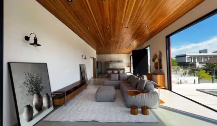 Casa de Alto Padrão com 4 Suítes e Piscina - Cond. Campos de Santo Antônio II