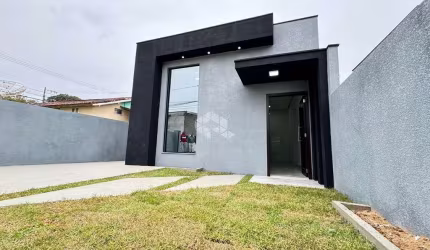 Casa dois dormitórios, sendo uma suíte, Sala e cozinha ampla.