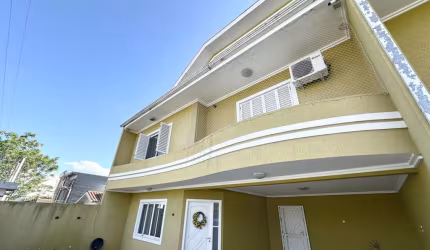 Sobrado com 3 quartos  para alugar, 175.00 m2 por R$4800.00  - Hauer - Curitiba/PR