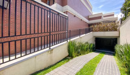 Sobrado com 3 quartos  para alugar, 242.98 m2 por R$6950.00  - Agua Verde - Curitiba/PR