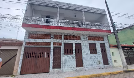 Excelente casa, bem localizada, no centro do Suarão