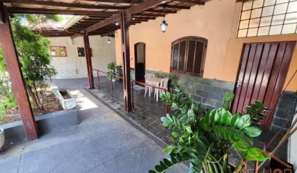 Casa à Venda em Santa Amélia, Belo Horizonte - MG