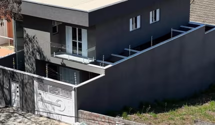 Casa a Venda no Portal dos Ipês - Cajamar com 5 Dormitórios, Suíte, Piscina e Porão