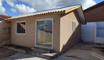 Casa com 2 quartos para alugar na PROF MARIA DO CARMO MARTINS, 32, São Braz, Curitiba por R$ 1.600