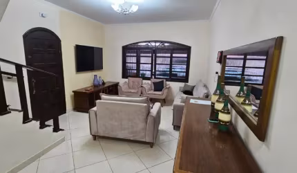 Linda casa com sacada e edícula - Ótima localização, próximo a praças, restaurantes - Jardim Satélite - Zona Sul de SJC