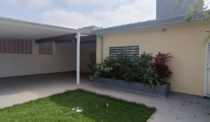 - Linda casa na melhor localização do Jardim Satélite com 3 dormitórios sendo 1 suíte - 300mts de terreno  - com jardim