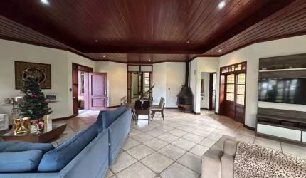 Linda casa com 4 suítes e piscina - Condomínio Quinta das Flores