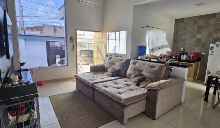 Linda casa no Jardim Portugal com dois dormitórios e uma suíte.