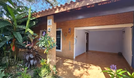 Excelente casa lote inteiro - Ótima localização em rua sem saída, segunda quadra do Bosque