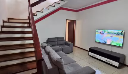 Linda casa com 2 suítes e churrasqueira em rua tranquila - Ótima localização, comércios nas proximidades